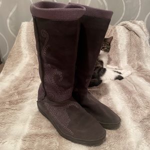 Puma women's 7.5 suede boots